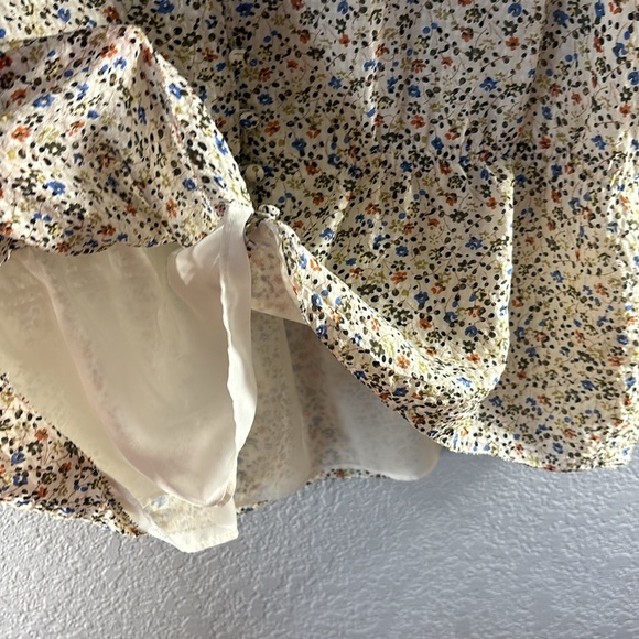Madewell Silk V-Neck Peplum Popover Top in Fieldwalk Floral - Picture 7 of 11